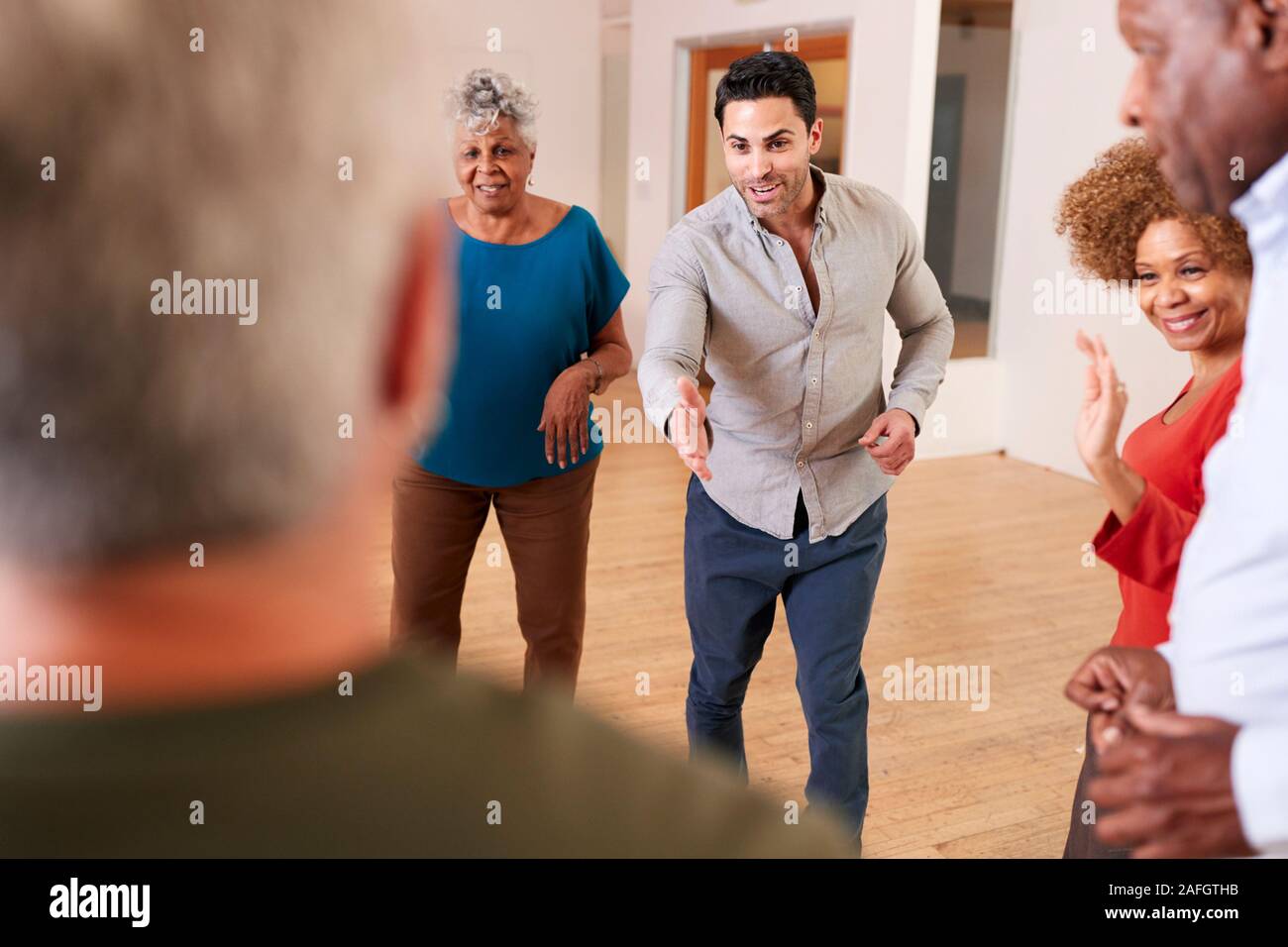 Le persone che frequentano la classe di danza nel Centro Comunitario Foto Stock