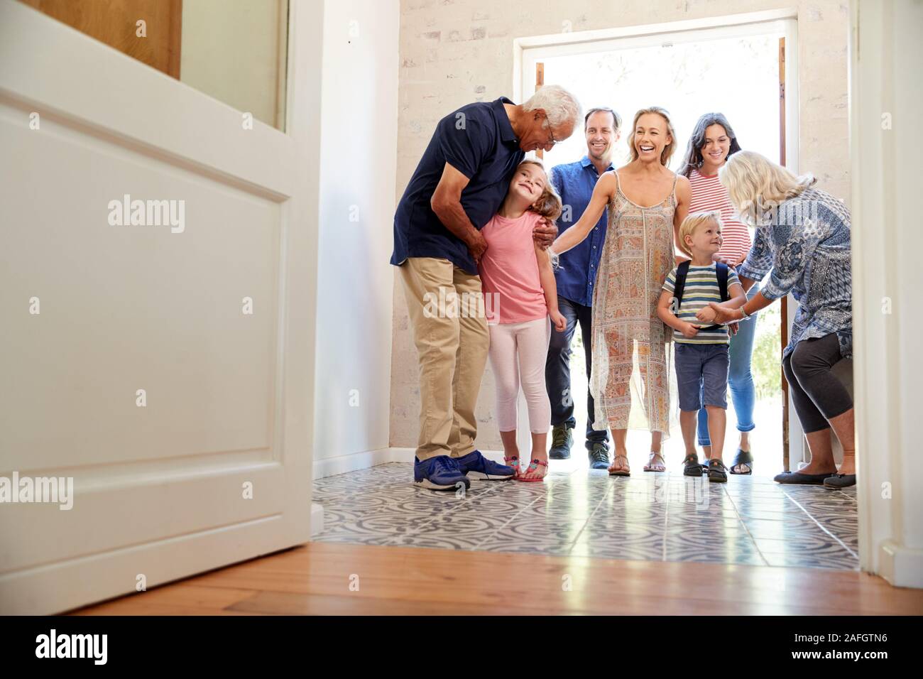 Multi generazione Famiglia con i nipoti visitando i nonni a casa Foto Stock