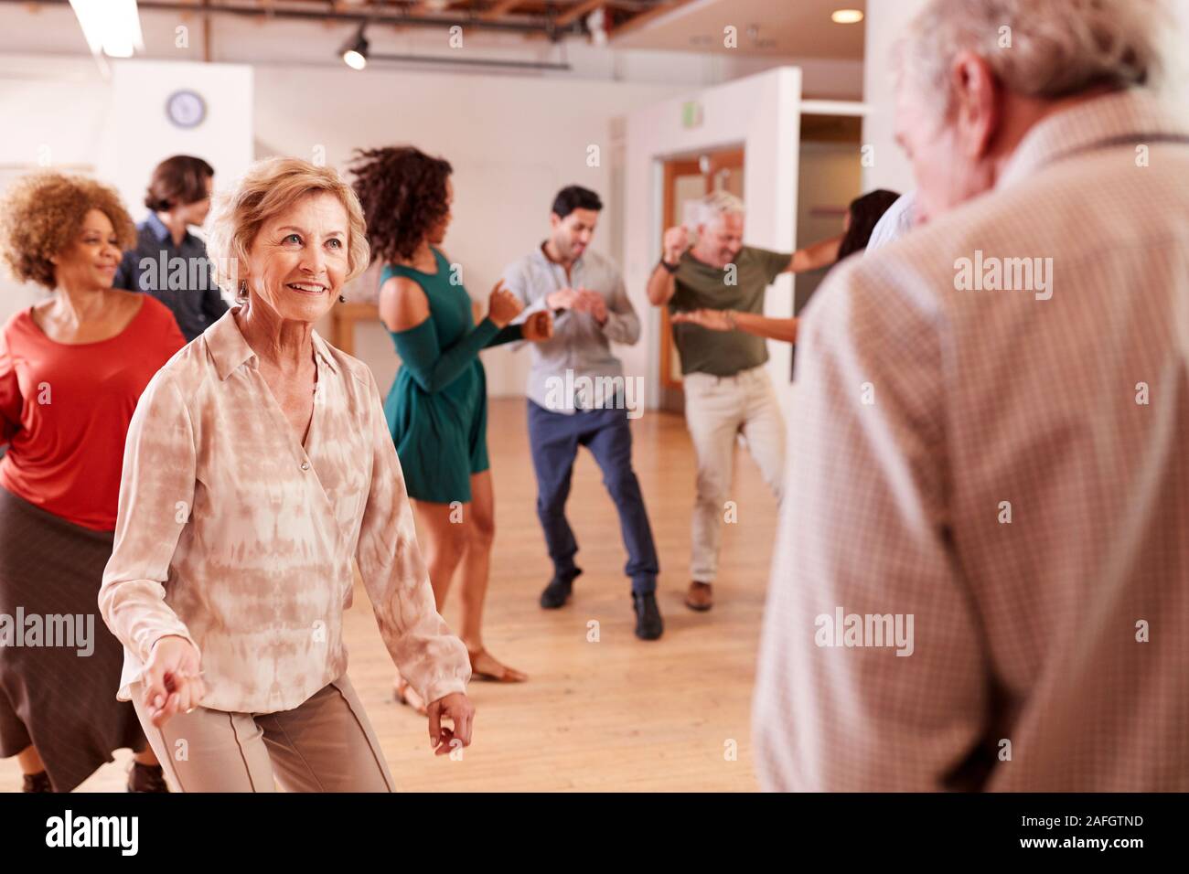 Le persone che frequentano la classe di danza nel Centro Comunitario Foto Stock