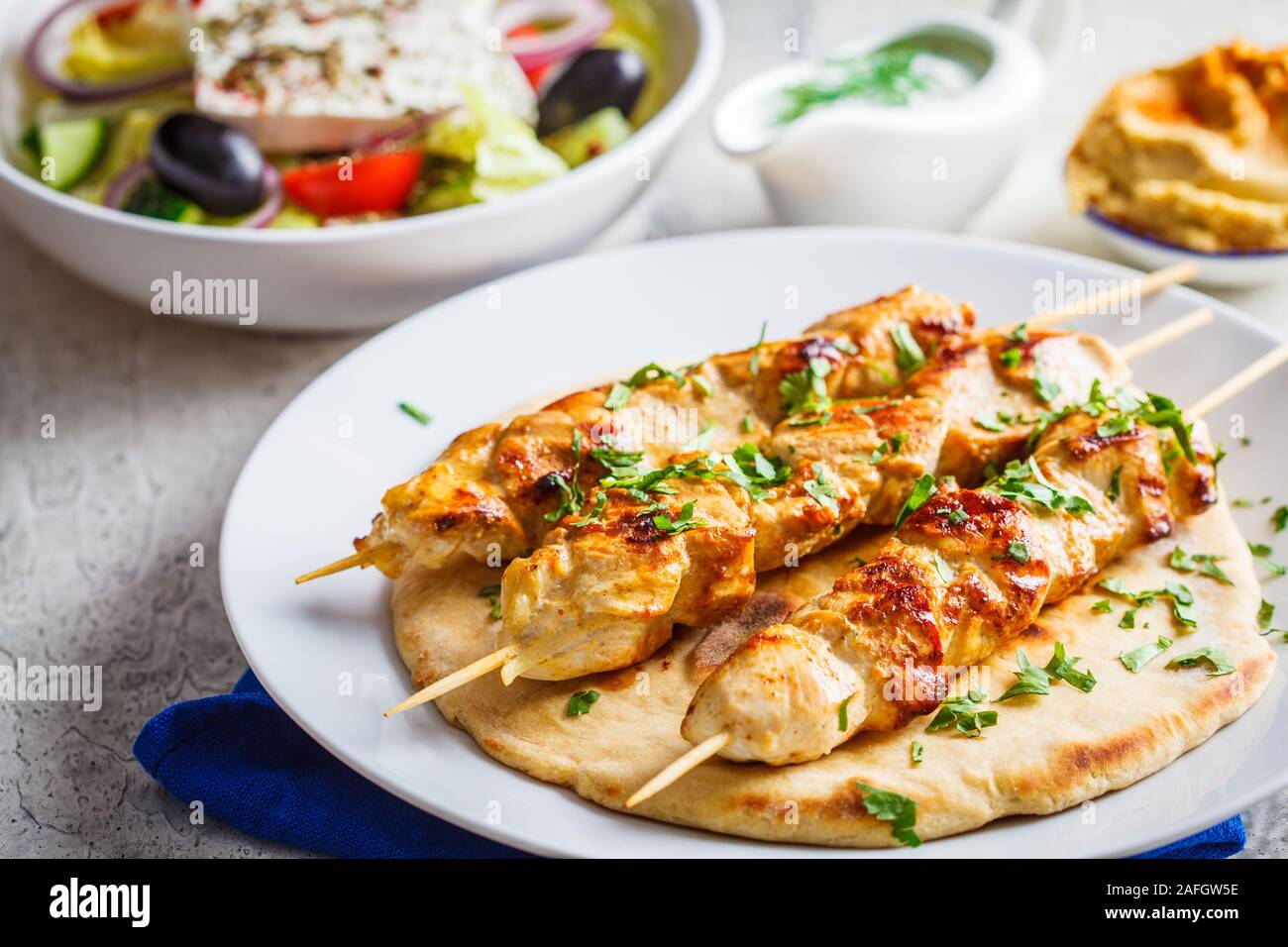 Pollo alla griglia souvlaki su una piastra bianca. Gustate la cucina greca tradizionale concetto. Foto Stock