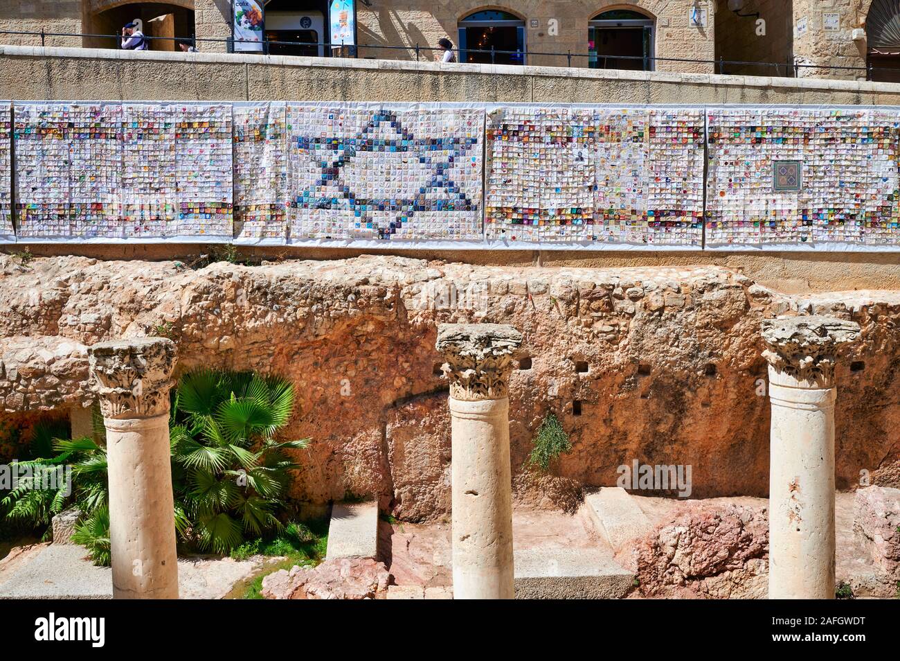 Gerusalemme in Israele. Colonne romane nel quartiere ebraico Foto Stock