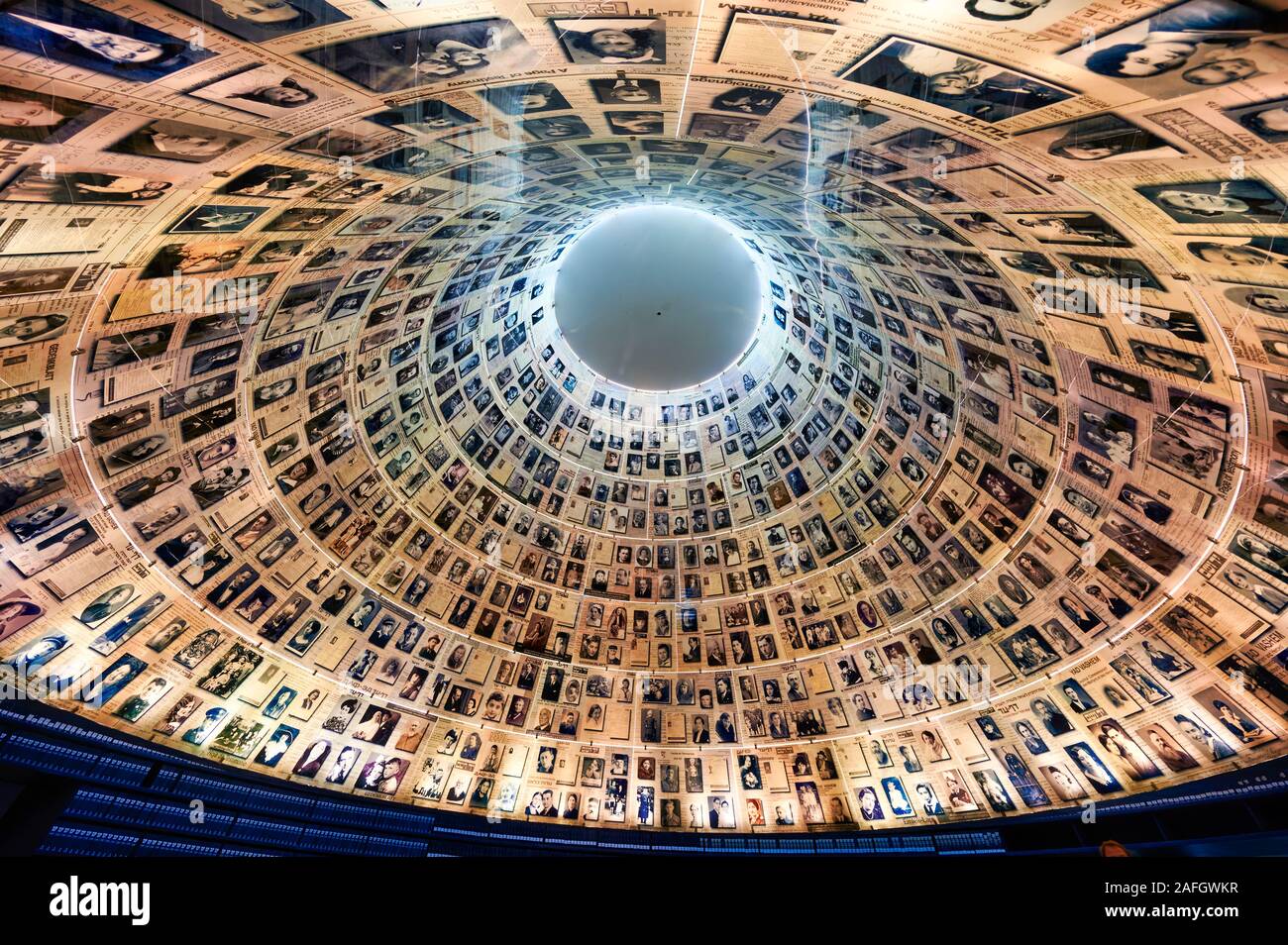 Gerusalemme in Israele. Yad Vashem. Memoriale per le vittime dell'olocausto. La Sala dei nomi Foto Stock