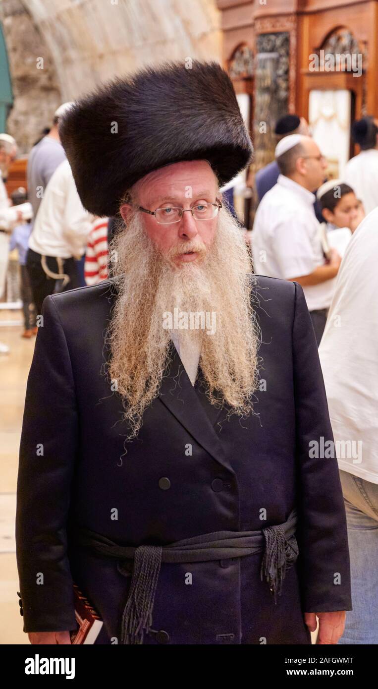 Gerusalemme in Israele. Gli ebrei ortodossi in preghiera al Muro del pianto Foto Stock