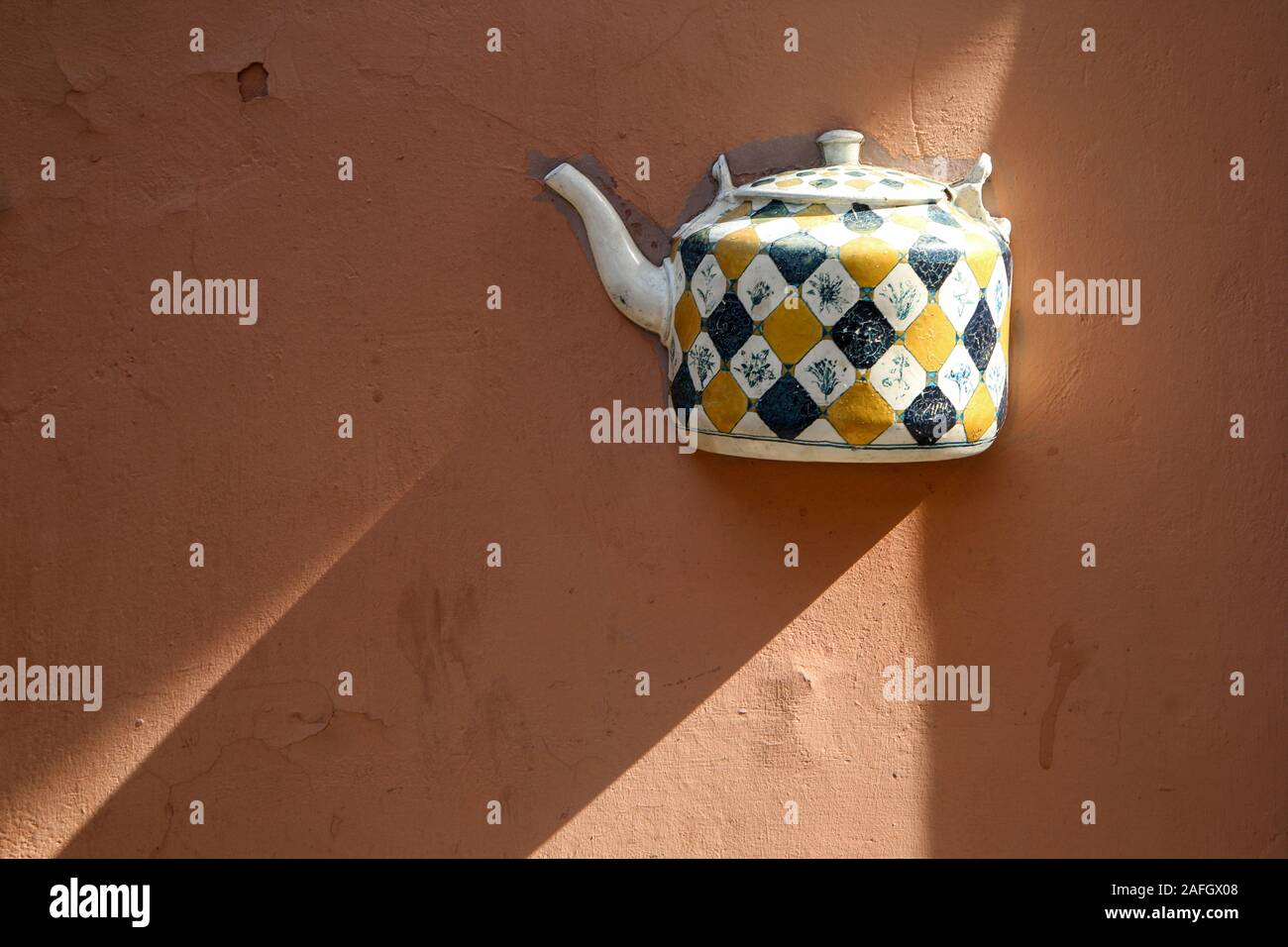 Il dettaglio della caraffa in ceramica murati nella parete. Il piccolo dettaglio artificiale in una delle strade di Vilnius. Foto Stock