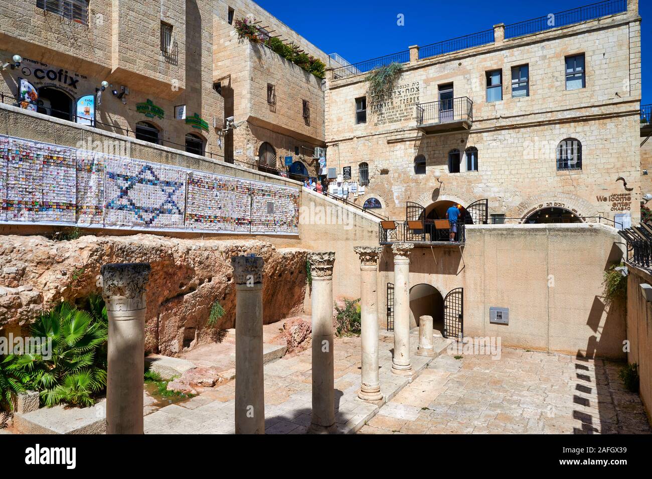 Gerusalemme in Israele. Colonne romane nel quartiere ebraico Foto Stock