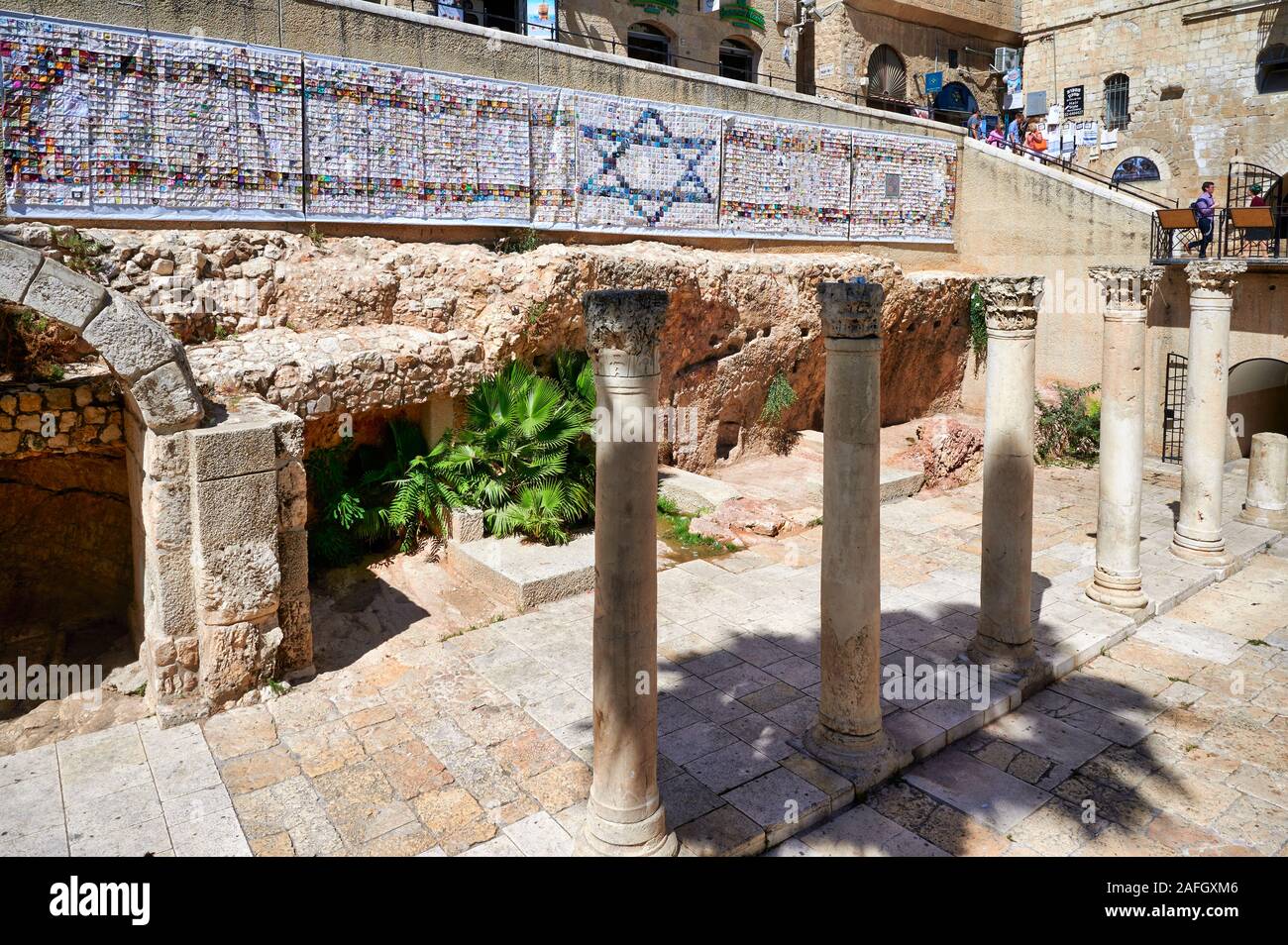 Gerusalemme in Israele. Colonne romane nel quartiere ebraico Foto Stock