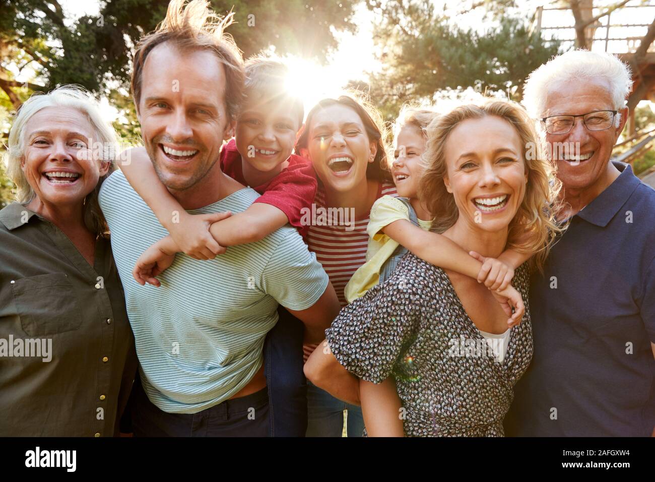Outdoor ritratto della famiglia Multi-Generation passeggiate in campagna contro la svasatura di Sun Foto Stock
