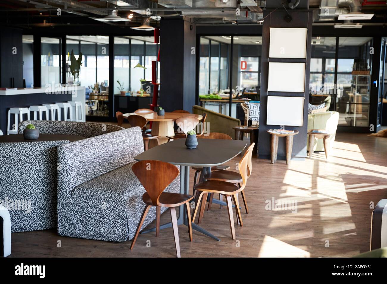 I mobili in mangiare e riunione informale area di una azienda creativa in condizioni di luce diurna, nessun popolo Foto Stock