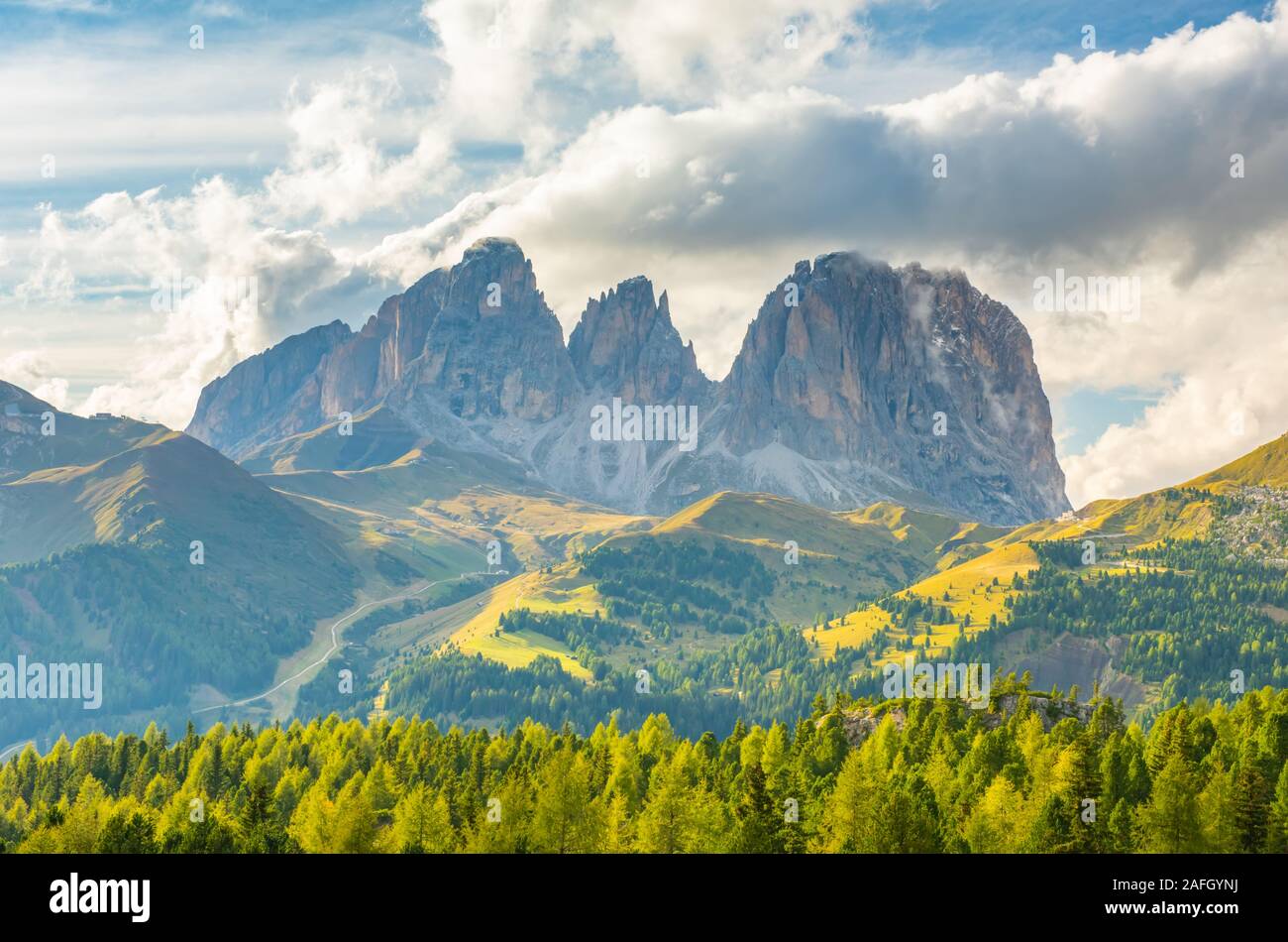 Paesaggio di montagna del Sassolungo o Gruppo del Sasso Lungo, Dolomiti, Italia Foto Stock