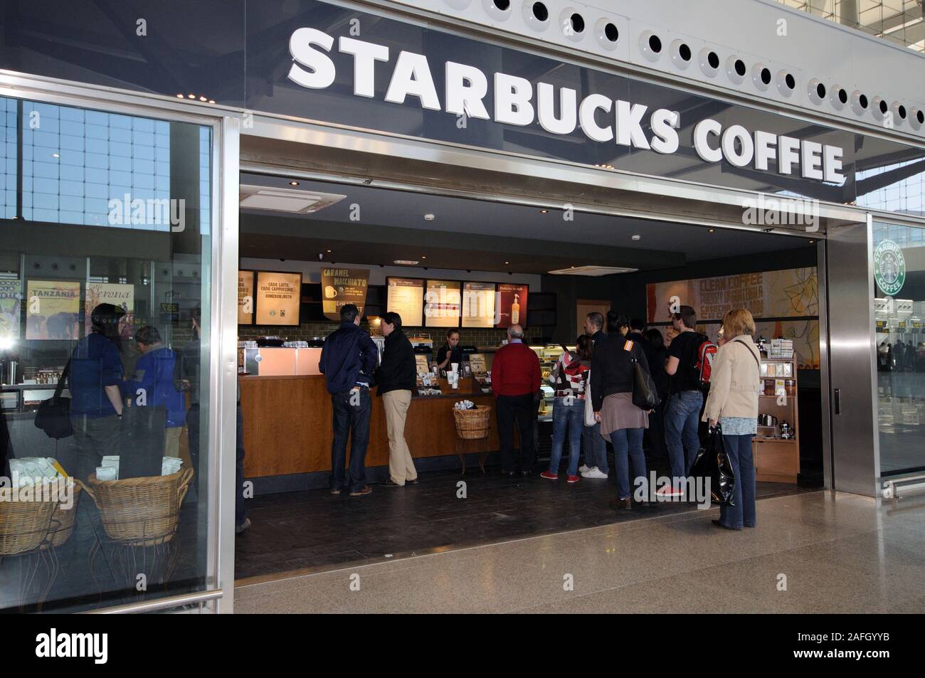 I clienti in coda al caffè Starbucks all'interno del terminal 3 presso l'aeroporto di Malaga, Malaga, Costa del Sol, provincia di Malaga, Spagna. Foto Stock