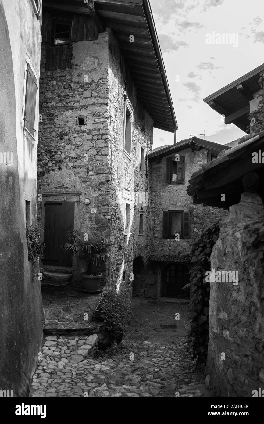 Una stretta corsia nel Canale di Tenno, Trentino-Alto Adige, Italia. Versione in bianco e nero Foto Stock