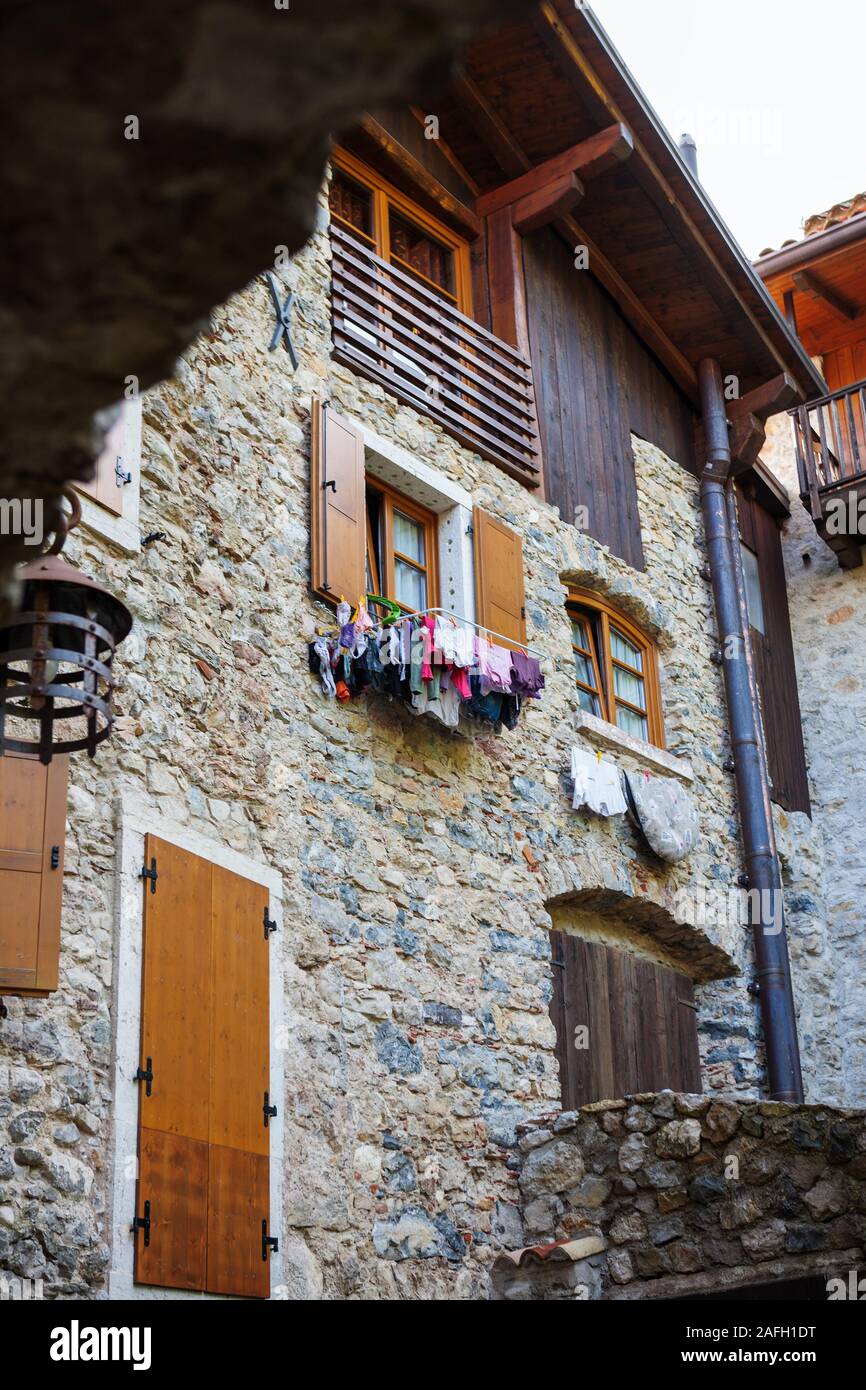 Via Fratelli Bandiera, Canale di Tenno, Trentino-Alto Adige, Italia Foto Stock