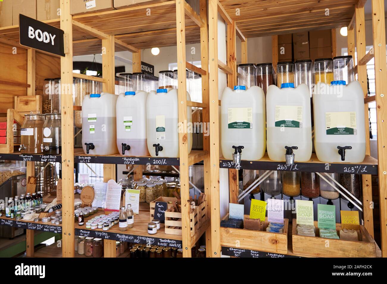 Dispenser per corpo e prodotti di bellezza in plastica sostenibile libera Fruttivendolo Foto Stock