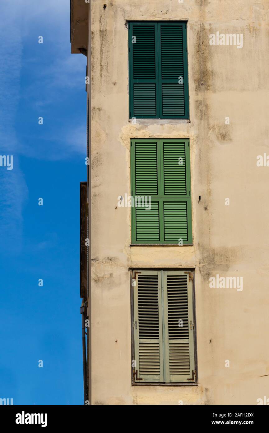 Immagine verticale di un vecchio edificio in cemento con finestre stagate con texture interessanti Foto Stock