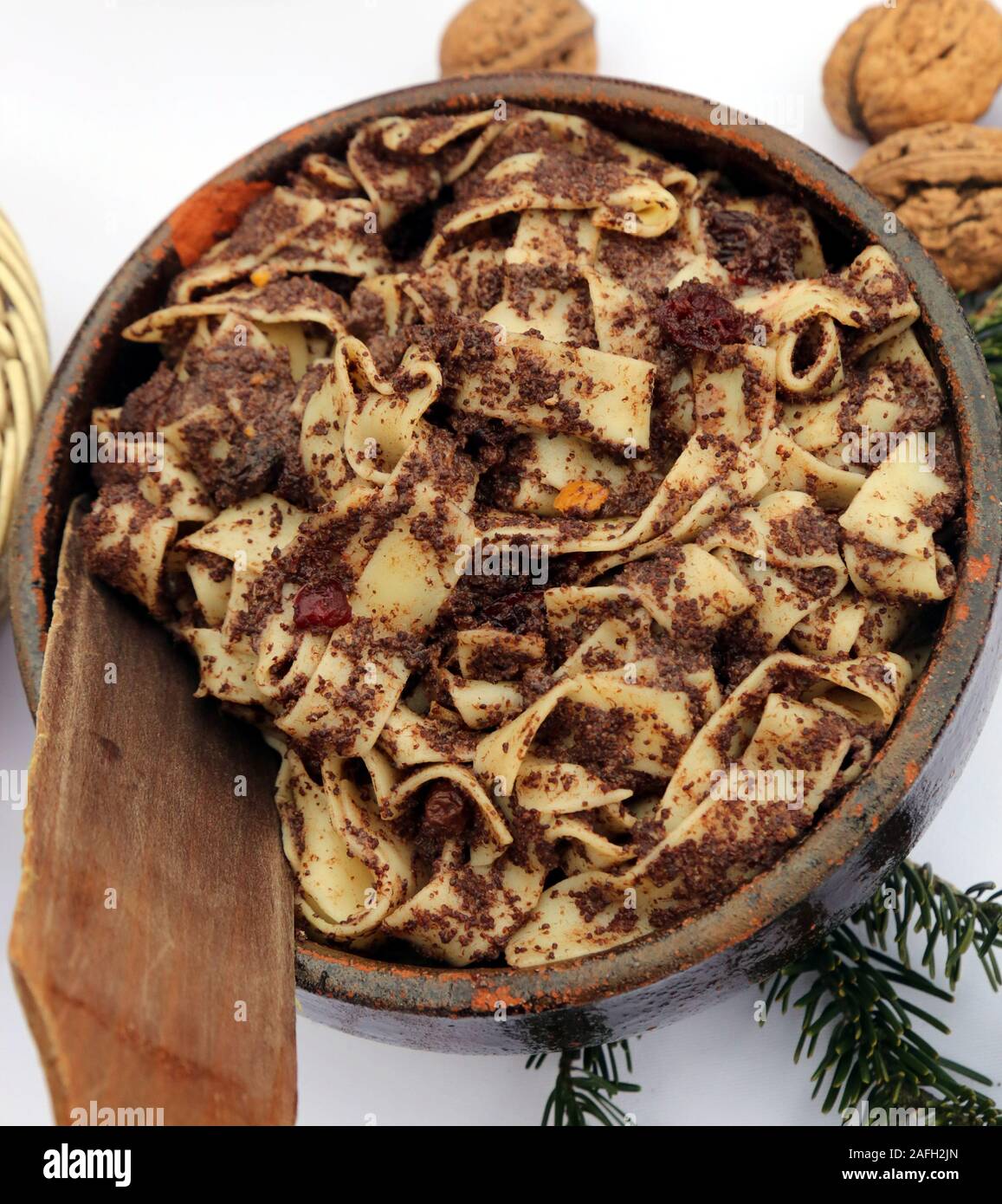 Cracovia. Cracovia. La Polonia. Tagliatelle con semi di papavero. Polacca tradizionale piatto di Natale. Foto Stock