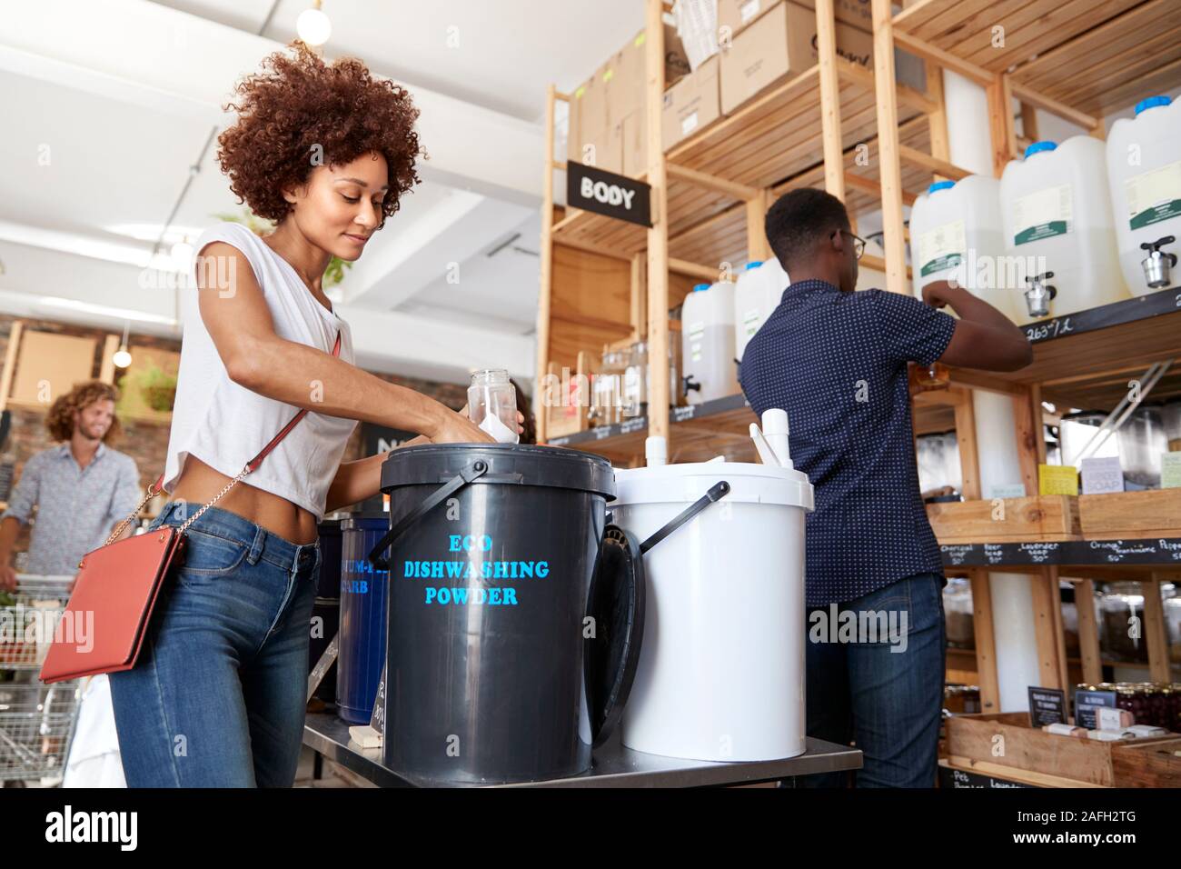 Gli amanti dello shopping acquisto di casa e prodotti per il corpo in plastica sostenibile libera Fruttivendolo Foto Stock