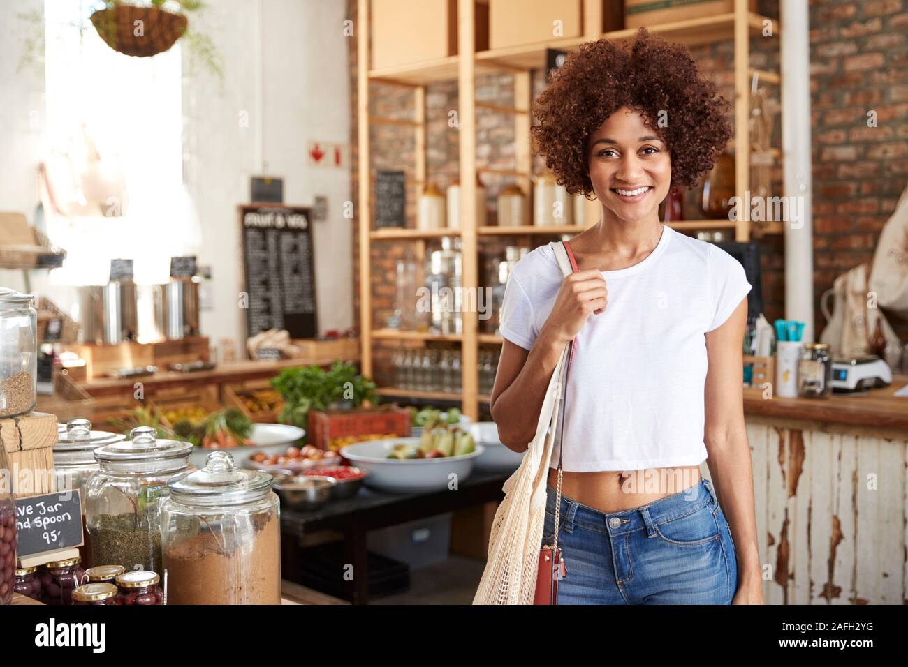 Ritratto Di Donna Shopping in plastica sostenibile libera Fruttivendolo Foto Stock