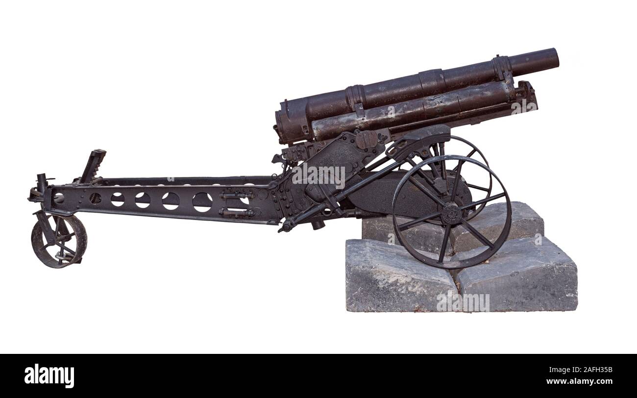 Isolato vista laterale spaccato di un antico obice canonico de 65 m modele 1906 'napoleonchik' francesi hanno fatto cannone in un puro sfondo bianco Foto Stock