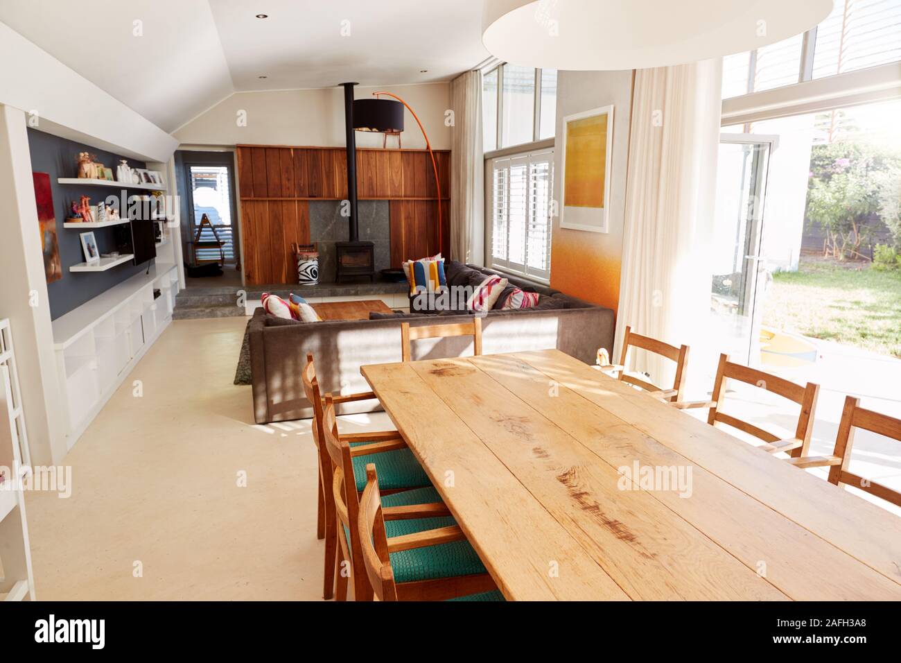 Tavolo da pranzo con sedie a sdraio e area con posti a sedere in stile elegante e contemporaneo Open Plan iniziale vuota Foto Stock