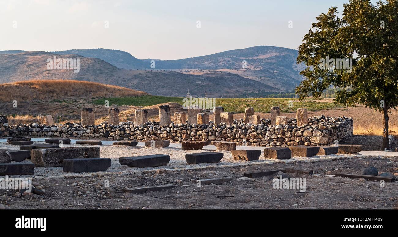 Le rovine di un israelita magazzino in pietra realizzato con pilastri e colonne al tel hazor parco archeologico in Israele Foto Stock