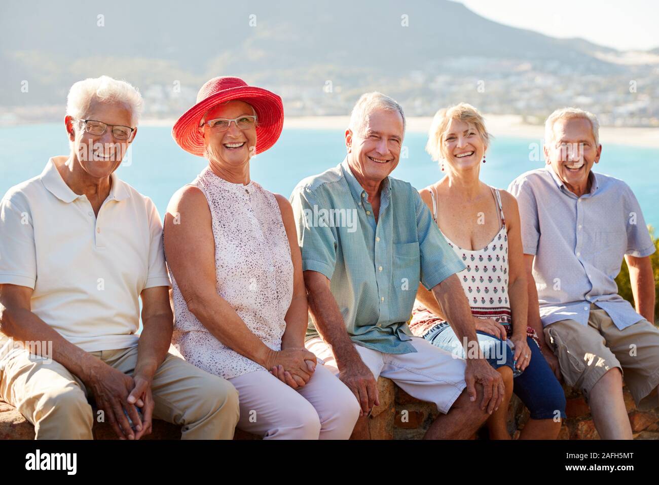 Ritratto di Senior amici in visita turistica a Landmark vacanza di gruppo Foto Stock