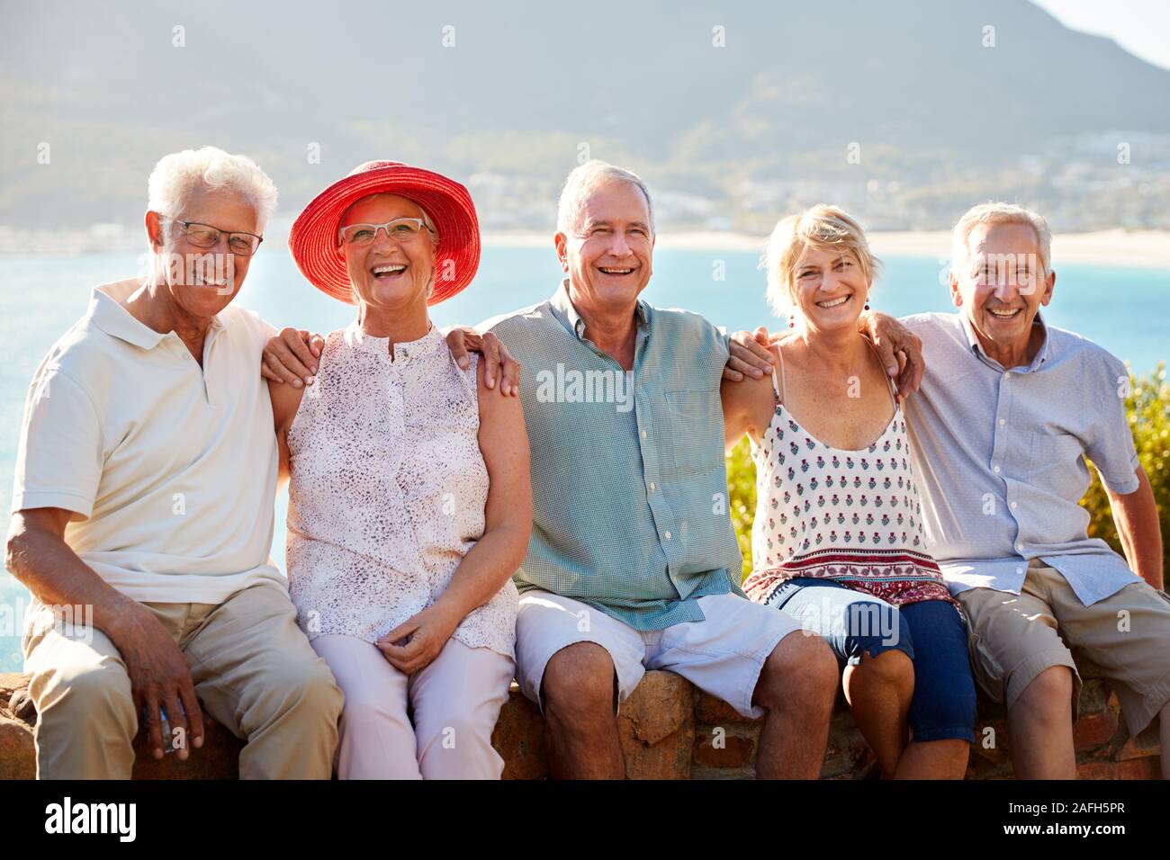Ritratto di Senior amici in visita turistica a Landmark vacanza di gruppo Foto Stock