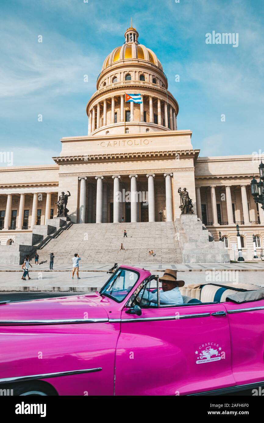 L'Avana, Cuba - Ottobre 18, 2019: Classico Auto Taxi nella parte anteriore del Campidoglio in La Habana Vieja, Cuba, Caribe Foto Stock