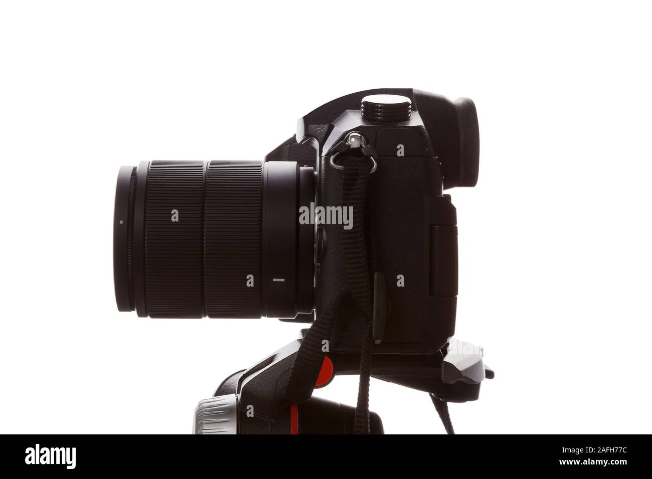 Reflex digitale professionale fotocamera su treppiede. Isolato su bianco bacgkround. Foto Stock