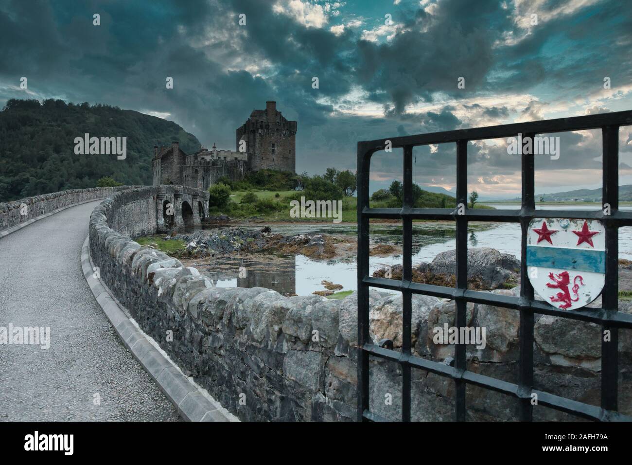 Clan MacRae Family cresta sul cancello per il ponte pedonale che conduce al Castello di Eilean Donan, Western Highlands, Scozia Foto Stock