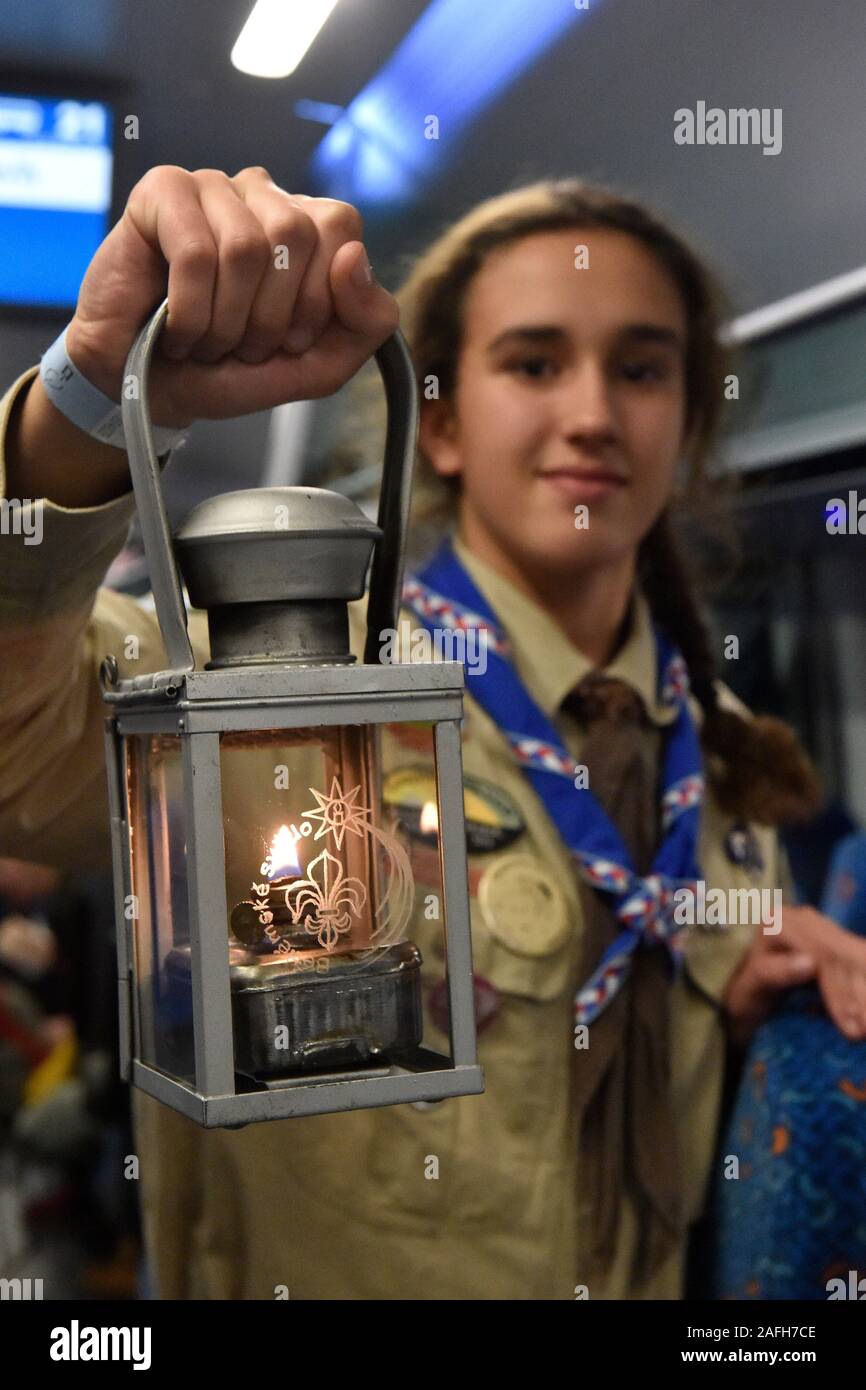 Scout ceca da Brno portare la luce di Betlemme da dell'Austria Vienna in treno a Brno, in Repubblica ceca, Sabato, Dicembre 14, 2019. (CTK foto/Vaclav Salek) Foto Stock