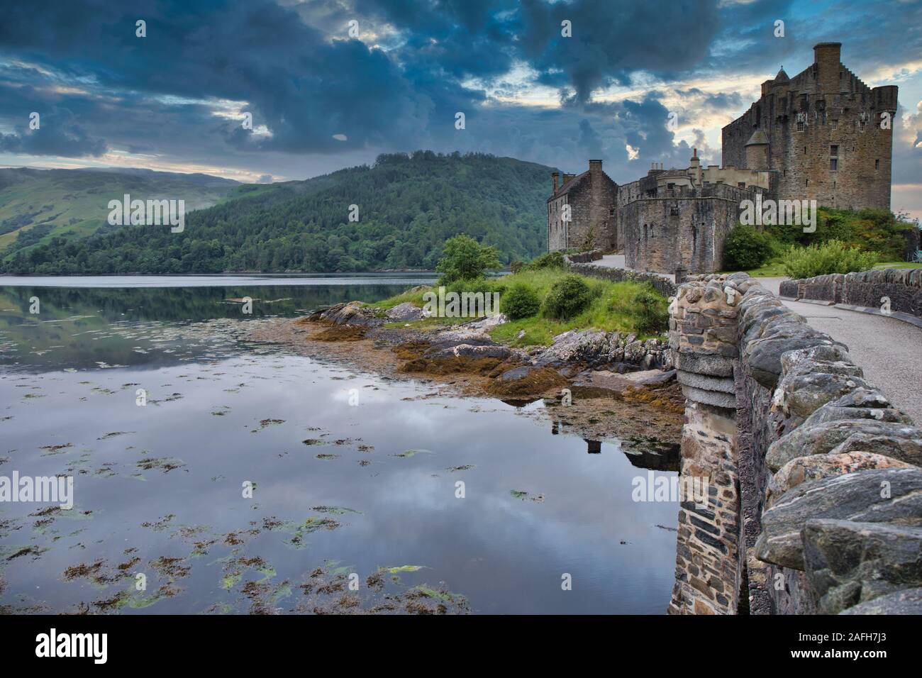 Eilean Donan Castle All'Alba, Western Highlands, Scozia Foto Stock