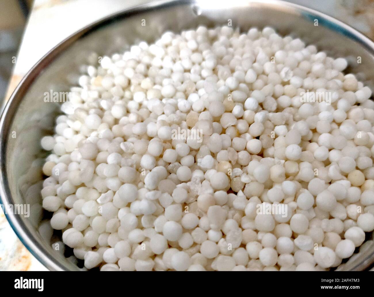 Sago o Sabudana servito in una ciotola posta sopra moody sfondo.Di solito mangiato durante i giorni di digiuno, il fuoco selettivo Foto Stock