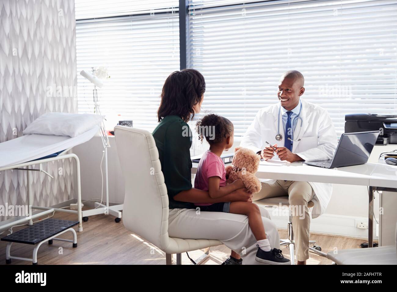 Madre e figlia in consultazione con il medico in ufficio Foto Stock