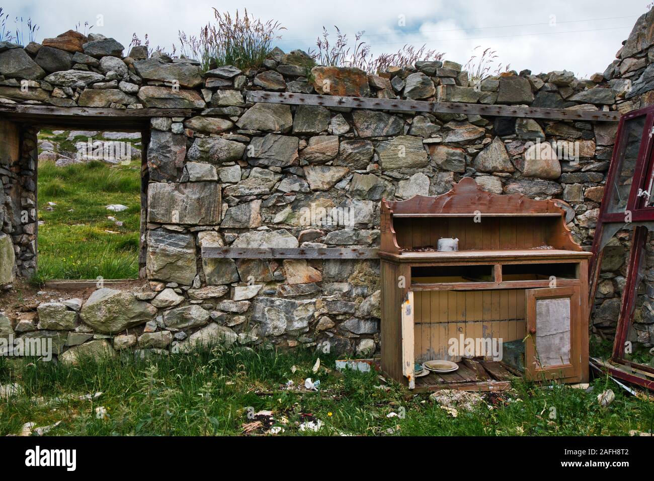 Dresser in abbandonato crofters abitazione, Isola di Lewis e Harris, Ebridi Esterne, Scozia Foto Stock