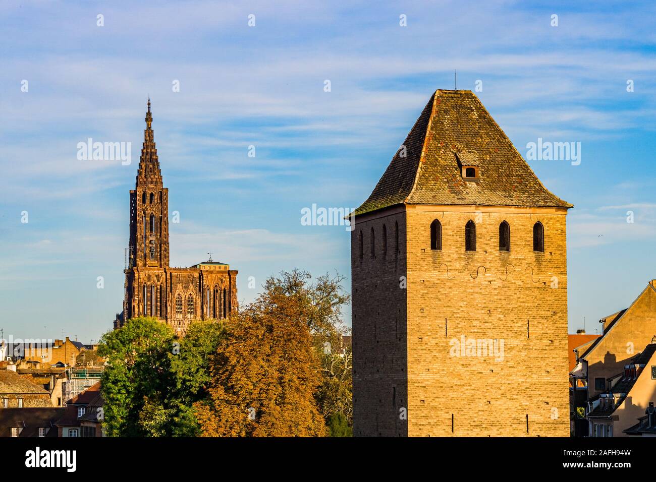 Torre medievale del Ponts Couverts, storico Petite France quartiere del centro di Strasburgo e la cattedrale in background, Francia. Foto Stock