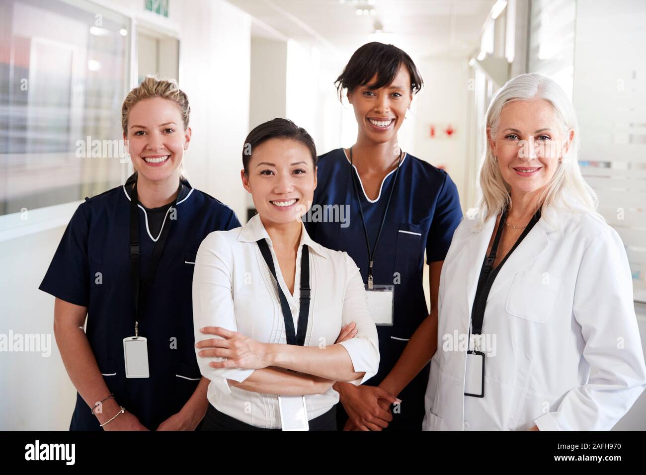 Ritratto di donna del Team Medico in piedi nel corridoio di ospedale Foto Stock