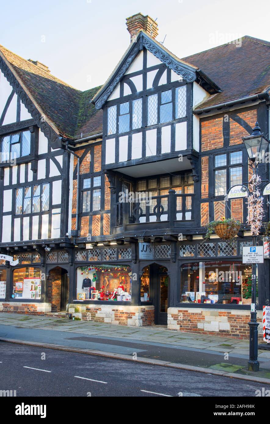 Vecchi edifici in legno lungo oxted high street surrey Foto Stock