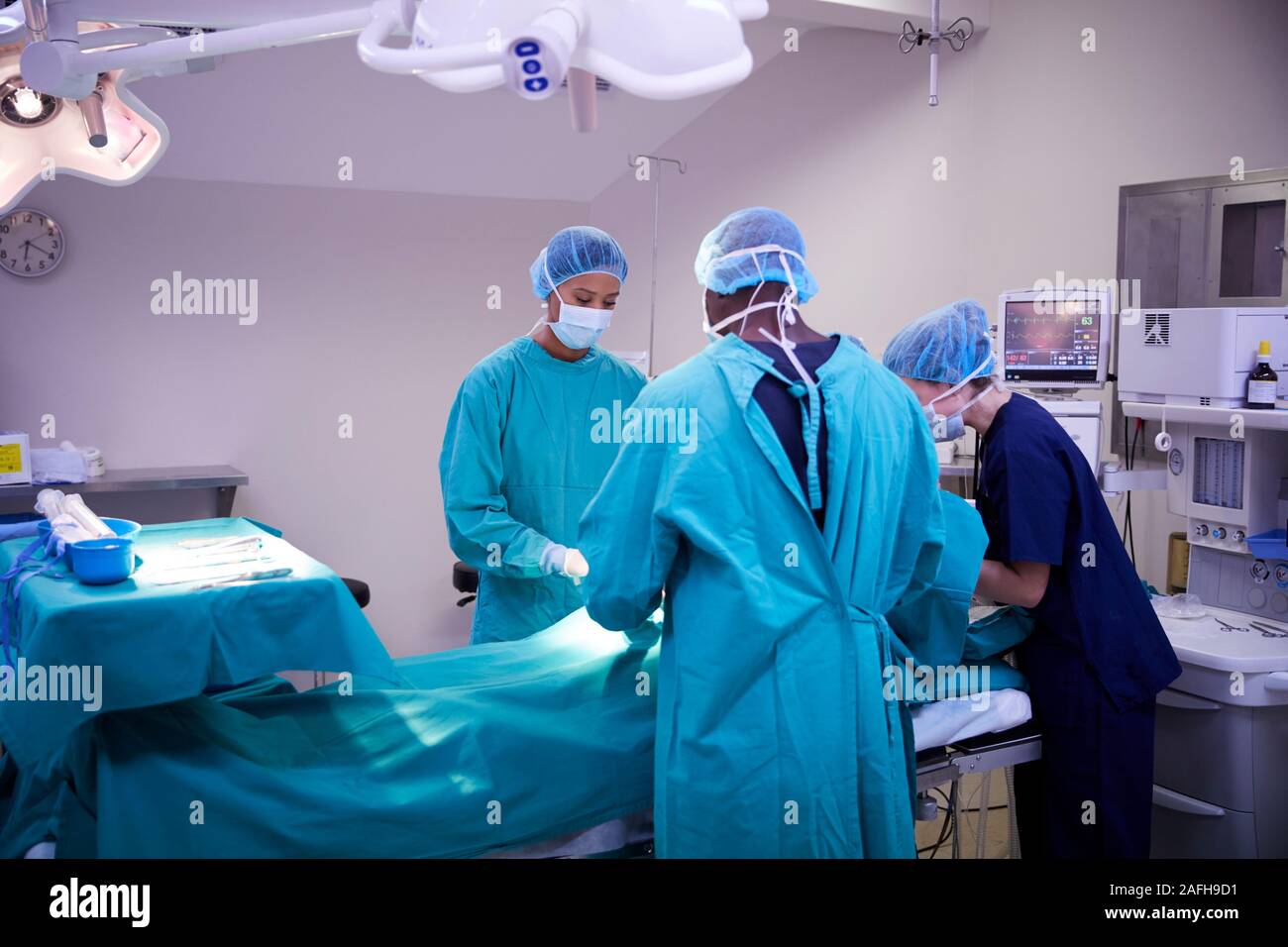 Surgical Team lavorando sul paziente in ospedale teatro operativo Foto Stock