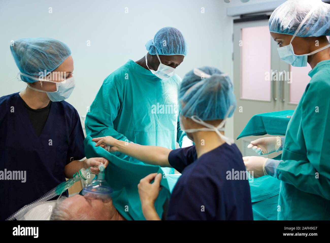 Surgical Team lavorando sul paziente in ospedale teatro operativo Foto Stock