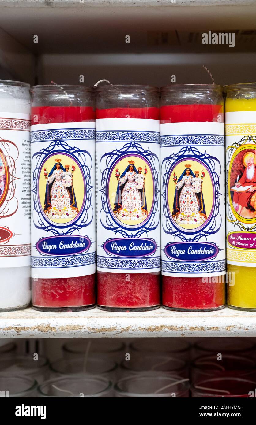 Candele spirituali profumate religiose in vendita a Candalaria Botanica, un negozio che vende articoli religiosi alla comunità sudamericana. A Queens, New York. Foto Stock