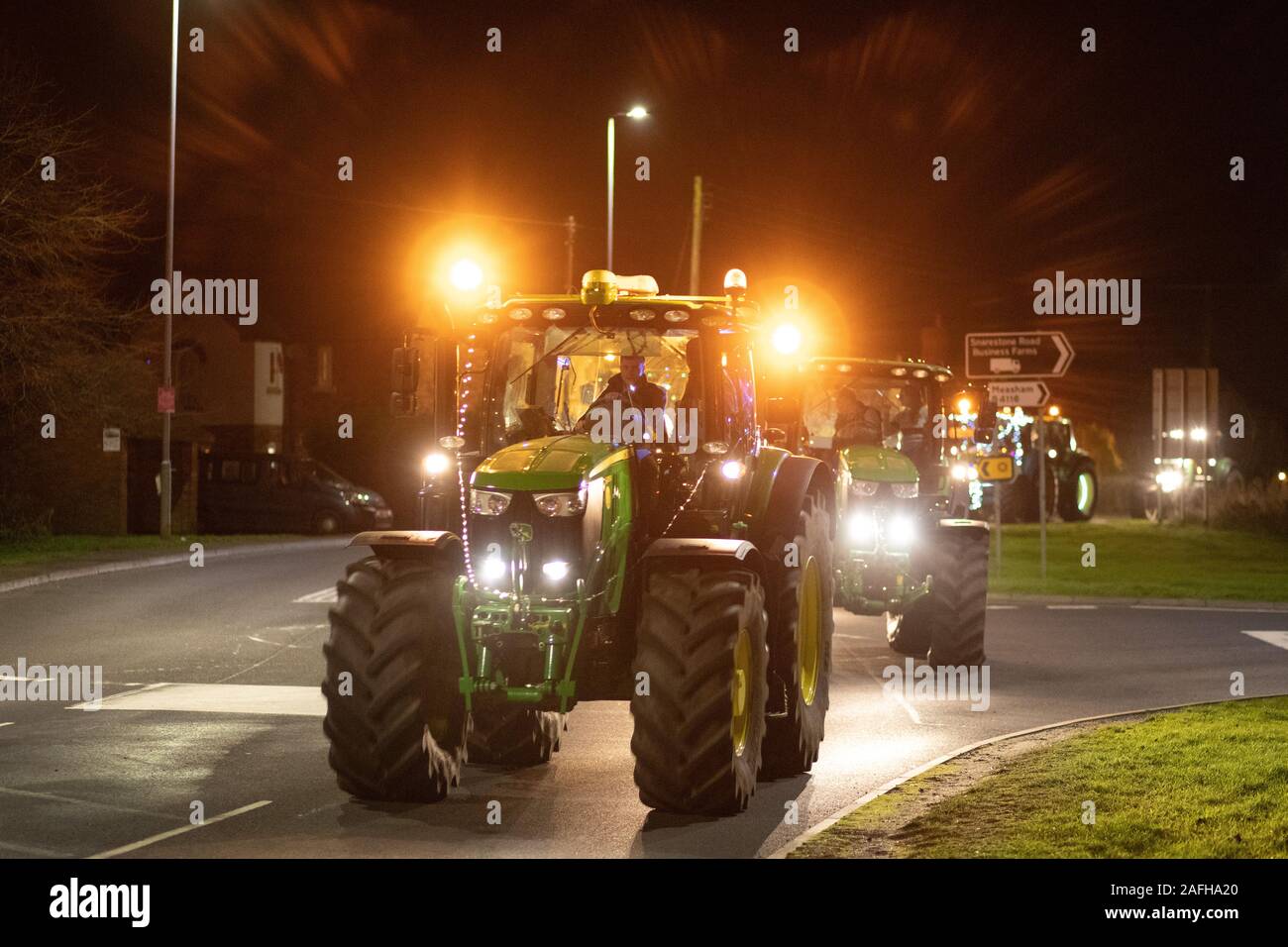 Gli agricoltori da Leicestershire e Warwickshire hanno tenuto il loro primo trattore tour di Natale. A partire dal Sheepy Magna hanno girato villaggi locali. Foto Stock