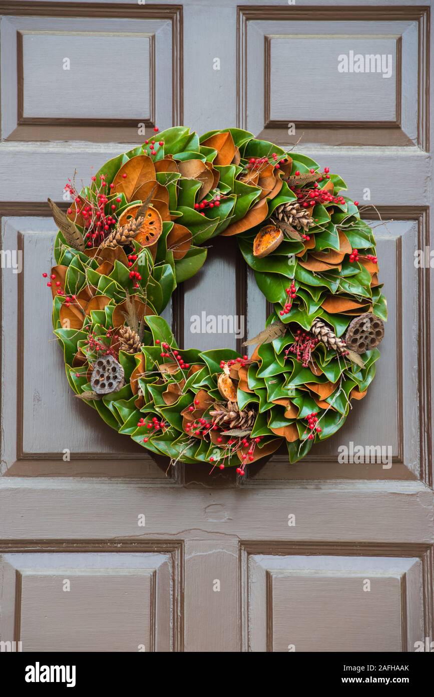 Tempus, corona di magnolia con foglie di eucalipto rosso con aghi di pino e pigna, per porte d'ingresso, raccolto, festival, decorazioni natalizie, matrimoni, autunno e interni