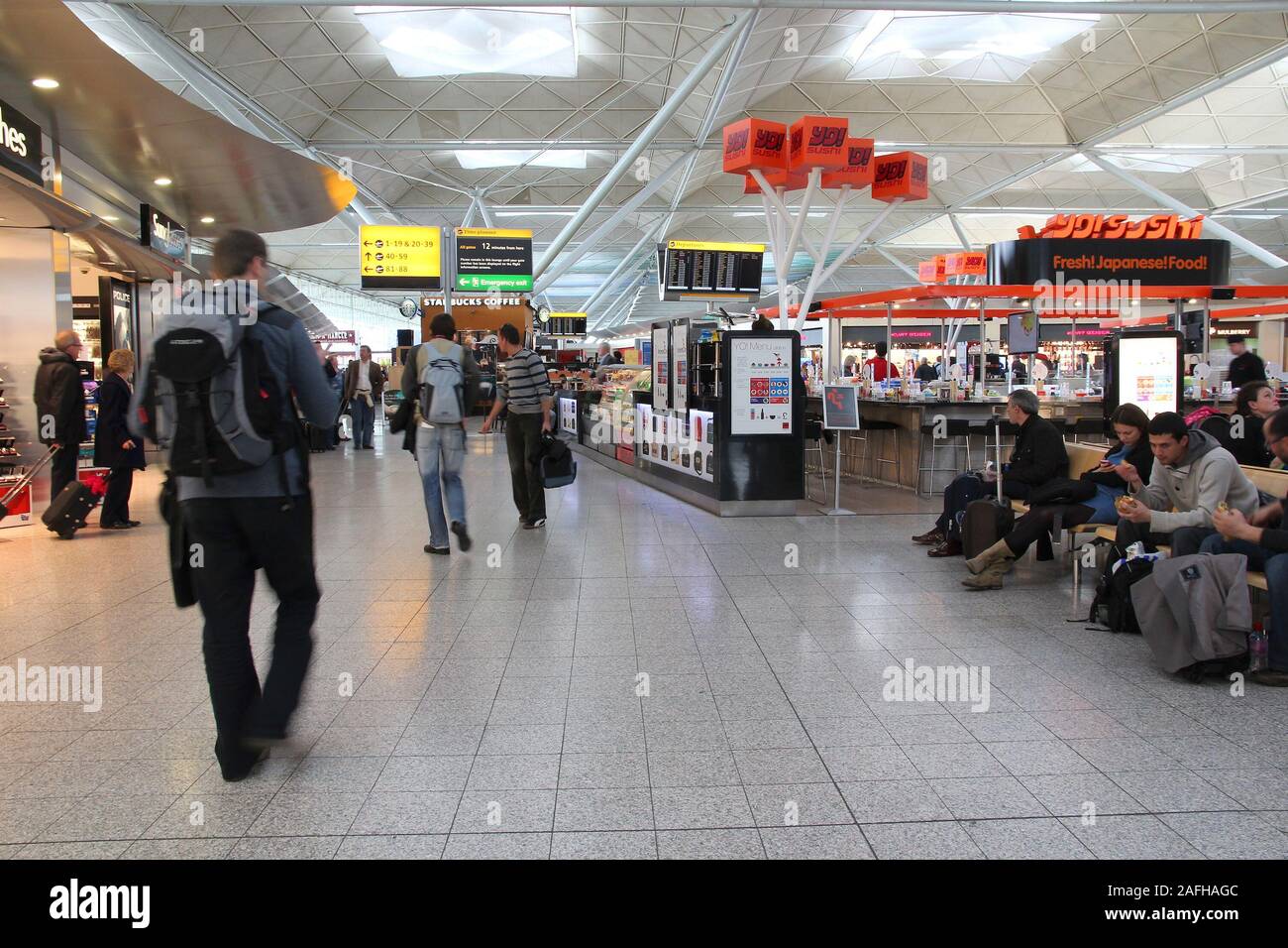 LONDON, Regno Unito - 16 Maggio 2012: i viaggiatori di attendere presso l'aeroporto di Stansted di Londra. È stato il quarto aeroporto più trafficato della Gran Bretagna con 17,4 milioni di passeggeri. Foto Stock