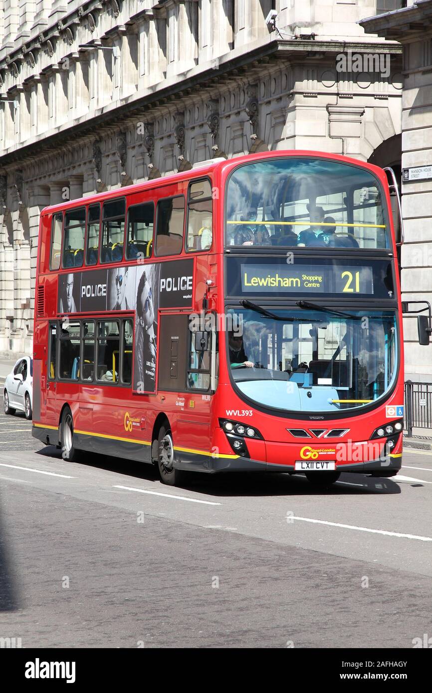 LONDON, Regno Unito - 13 Maggio 2012: la gente ride double decker bus in Londra. Parte della città trasporti pubblici, autobus di Londra trasportare 6 milioni di persone in una settimana Foto Stock