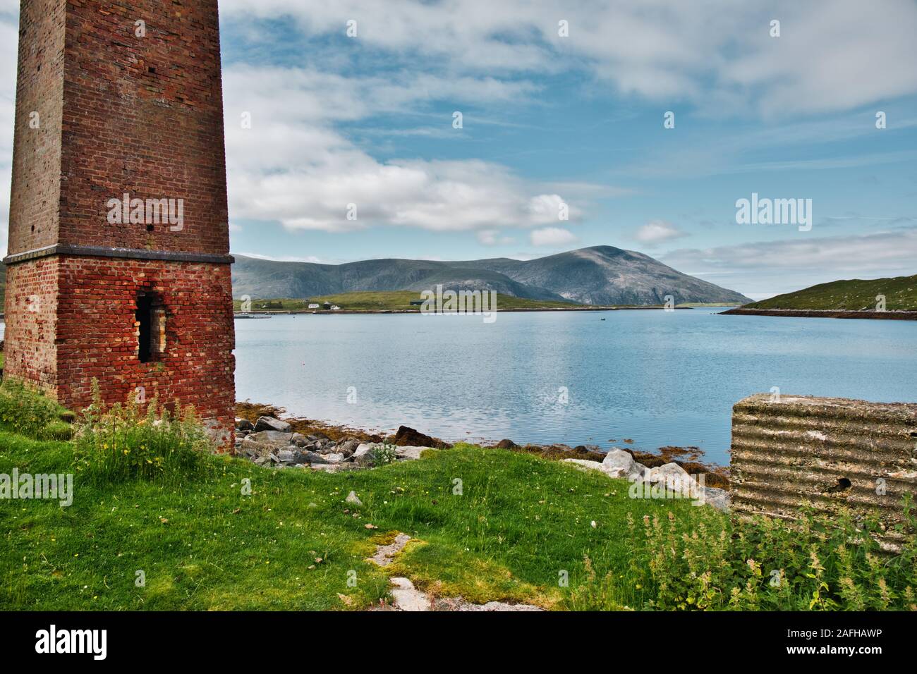 Resti della stazione di Bunavoneader Whaling sulle rive del Loch A Siar (West Loch Tarbert), Isola di Harris, Ebridi Esterne, Scozia Foto Stock