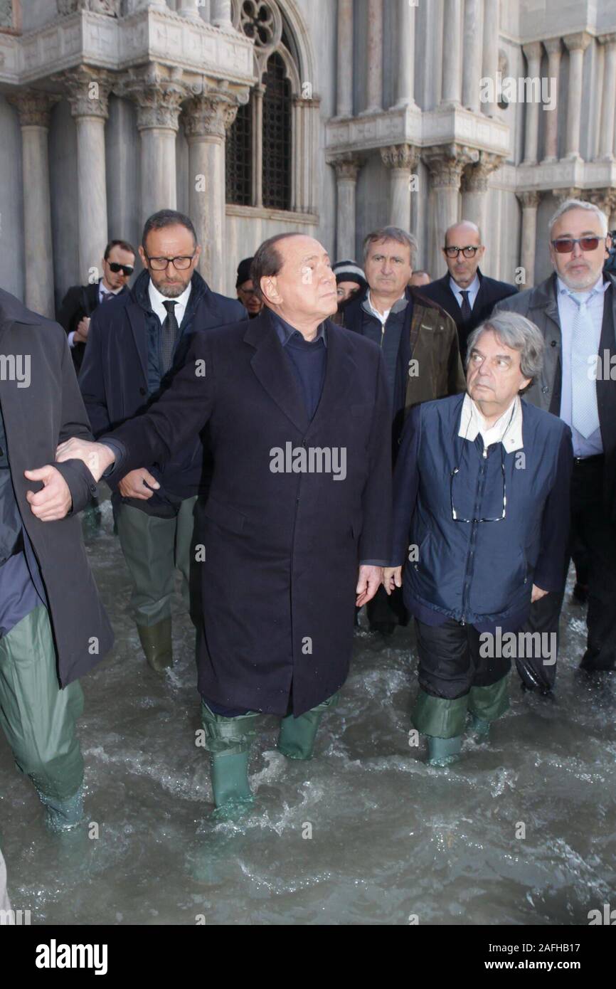 Silvio Berlusconi in visita a Piazza San Marco a Venezia Italia dove le gravi inondazioni ha paralizzata la zona dove Venezia Italia Quando 14 Nov 2019 Credit Gianmarco Maggiolini Foto stock Alamy