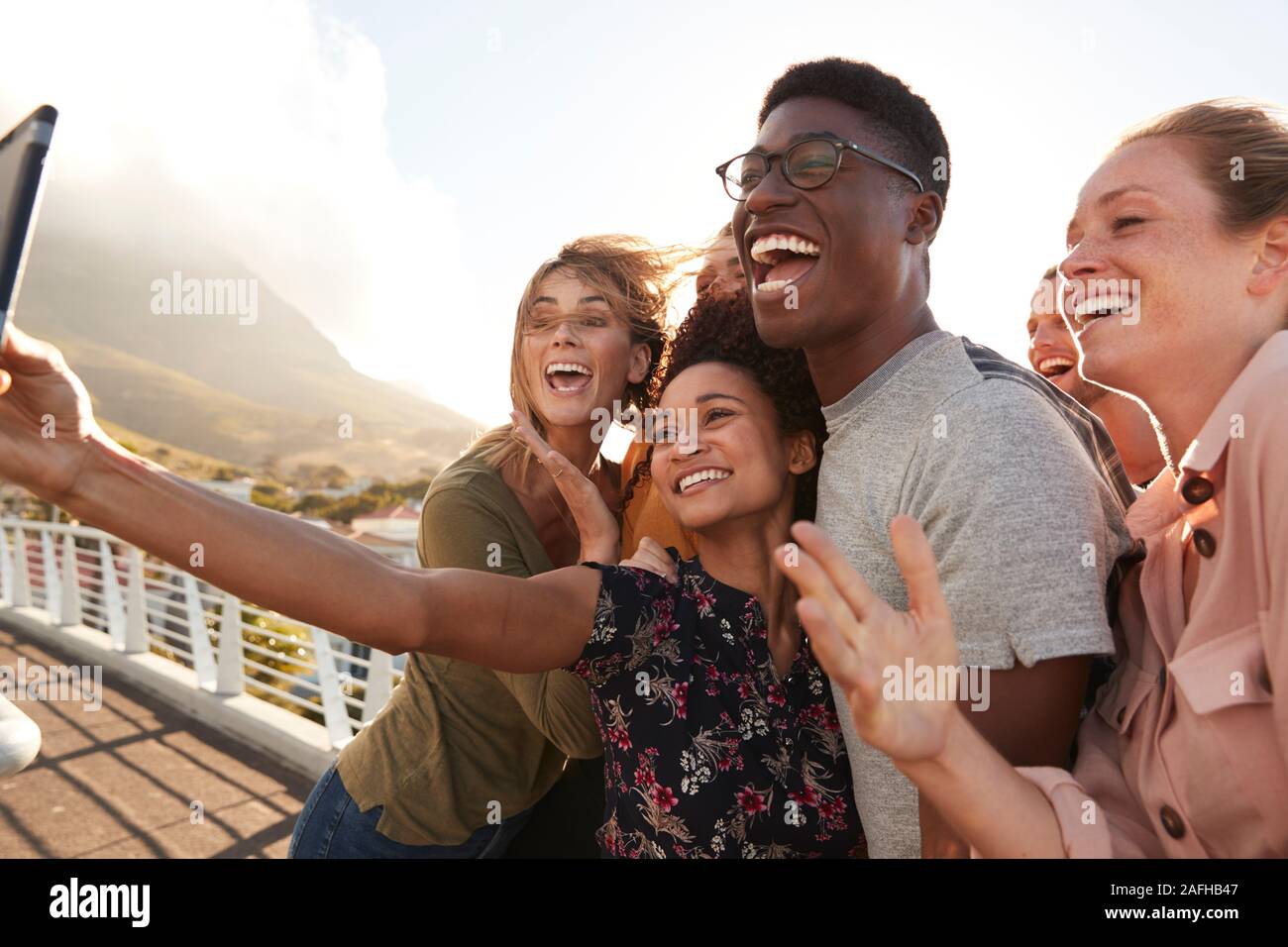 Sorridente giovani amici in posa per Selfie sulla passerella esterna insieme Foto Stock