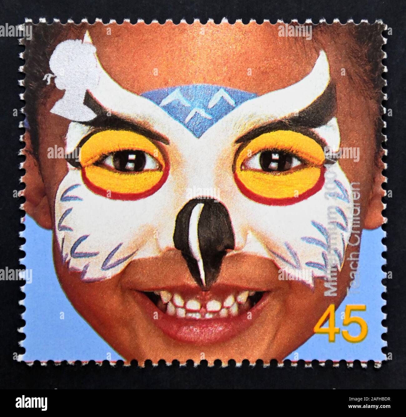 Francobollo. La Gran Bretagna. La regina Elisabetta II. Serie Millenium. "Diritti del Bambino". Pittura del viso. 'Owl' (insegnare ai bambini). 45p. Foto Stock