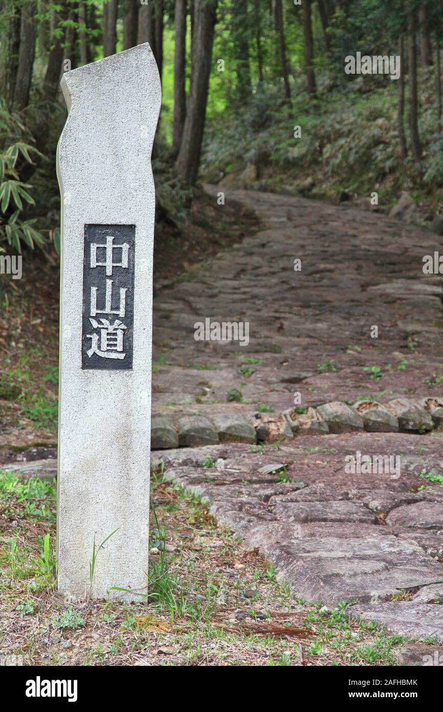 Giappone Nakasendo segnavia nei pressi di Magome. Storico percorso di viaggio di centinaia di anni. Foto Stock