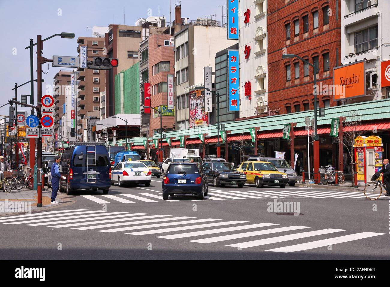 TOKYO, Giappone - 13 Aprile 2012: la gente guida nel quartiere di Asakusa, Tokyo. Asakusa è uno dei più antichi quartieri di Tokyo, la città capitale e la più grande urba Foto Stock